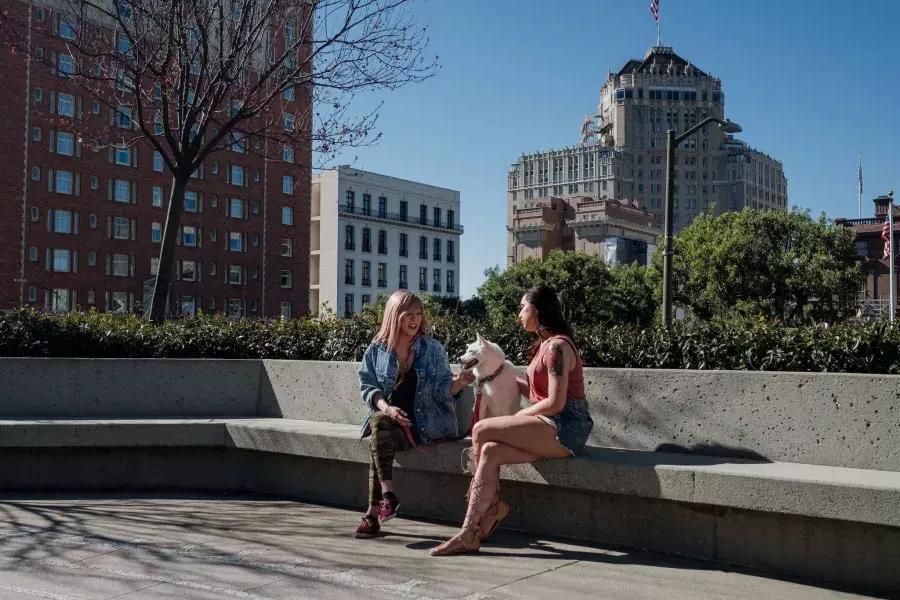 cormack十字架 sitting with a friend and a dog in Nob Hill.