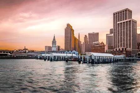 的 Ferry Building at Sunset from the bay.