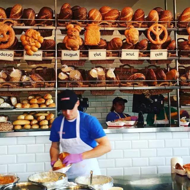 베이커들은 샌프란시스코의 Boudin Bakery에서 사워도우 빵을 만듭니다.