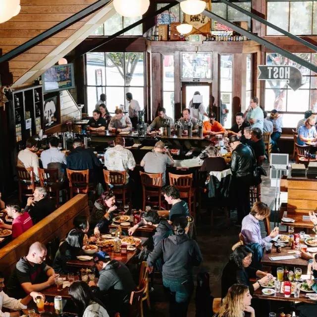 Patrons eat and drink inside the 第21修正案啤酒厂 in San Francisco.