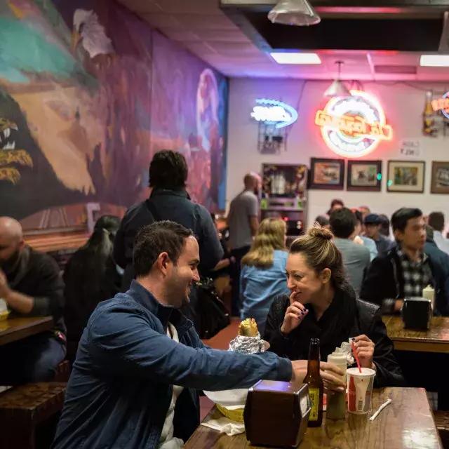 Los visitantes disfrutan de auténtica comida mexicana en el barrio Mission de San Francisco.